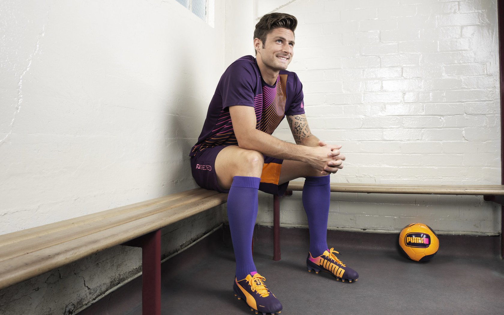 爱游戏ayx-_场馆内外：运动员的日常训练与休闲时刻_，运动员训练场景