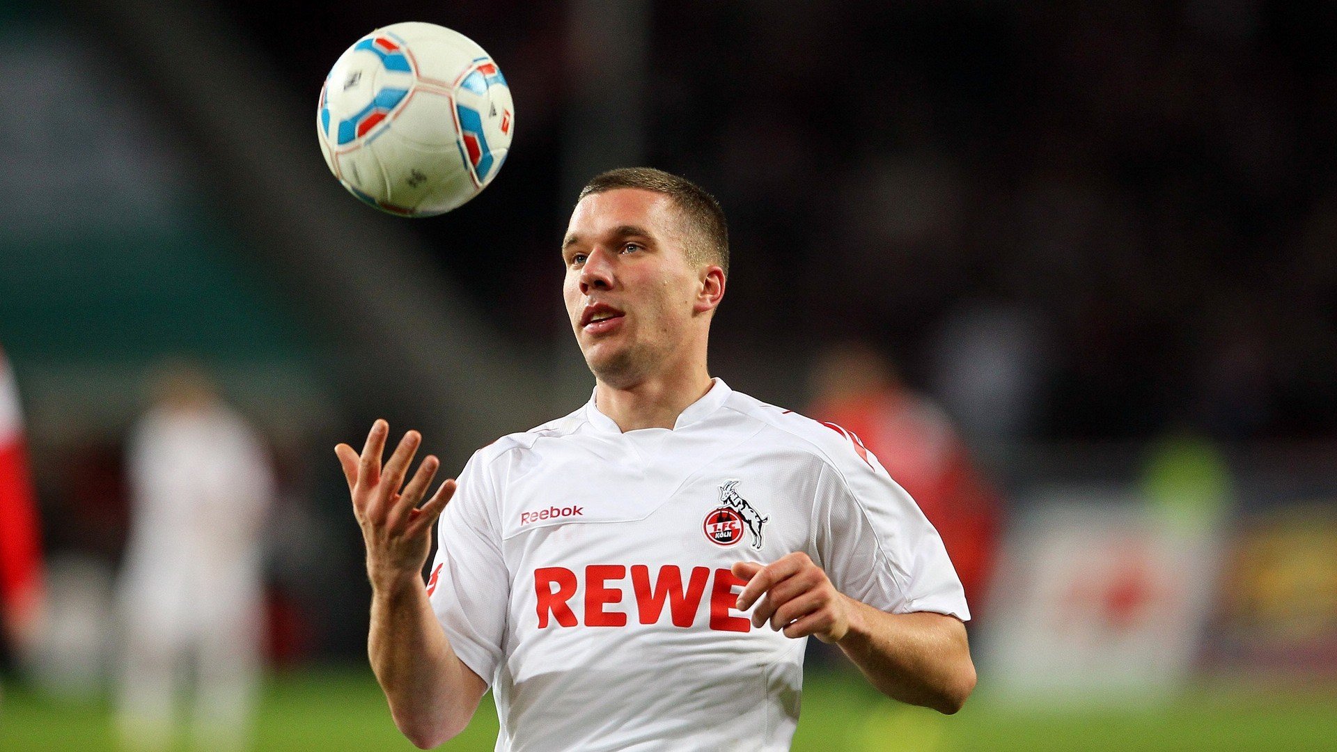 _场馆内外:运动员的日常训练与休闲时刻_,运动员训练场景